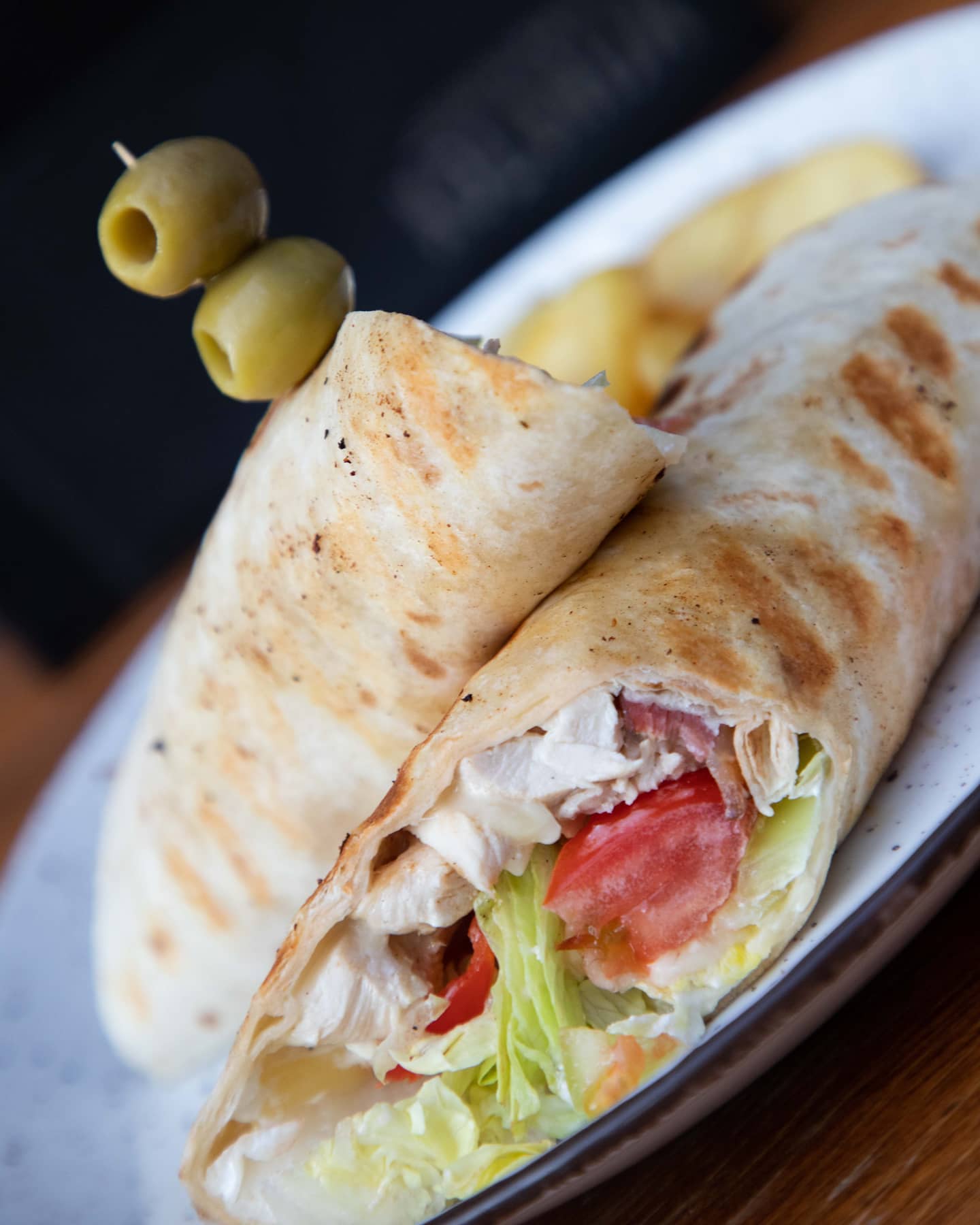 Tortilja sa piletinom, povrćem i maslinama
